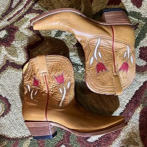 HERITAGE BOOT sz 9 Italian Calfskin Leather Boots Handmade Tulips Floral Stitch